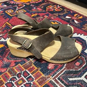 Moheda low wood clogs